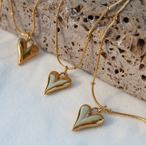 Waterproof gold plated heart pendant necklace - Picture 5 of 5